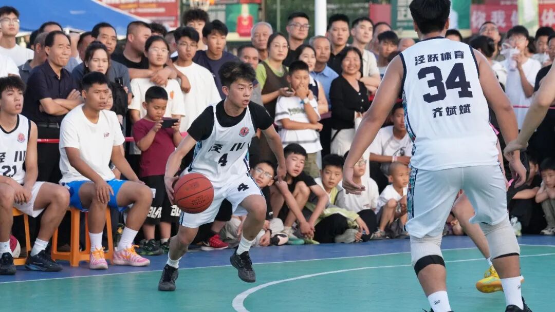泾川泾越篮球代表队4号后卫正在组织进攻