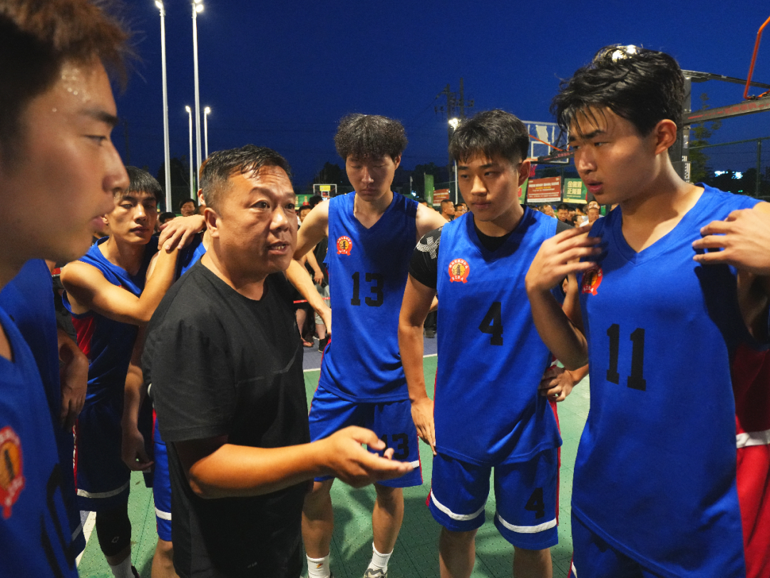 陇东学院代表队教练正在安排战术