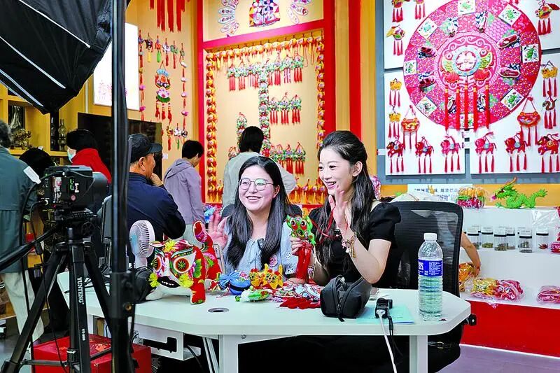 第二十一届庆阳香包民俗文化节期间，主播通过电商直播推介庆阳香包。庆阳融媒记者 &nbsp;徐嘉英 &nbsp;摄