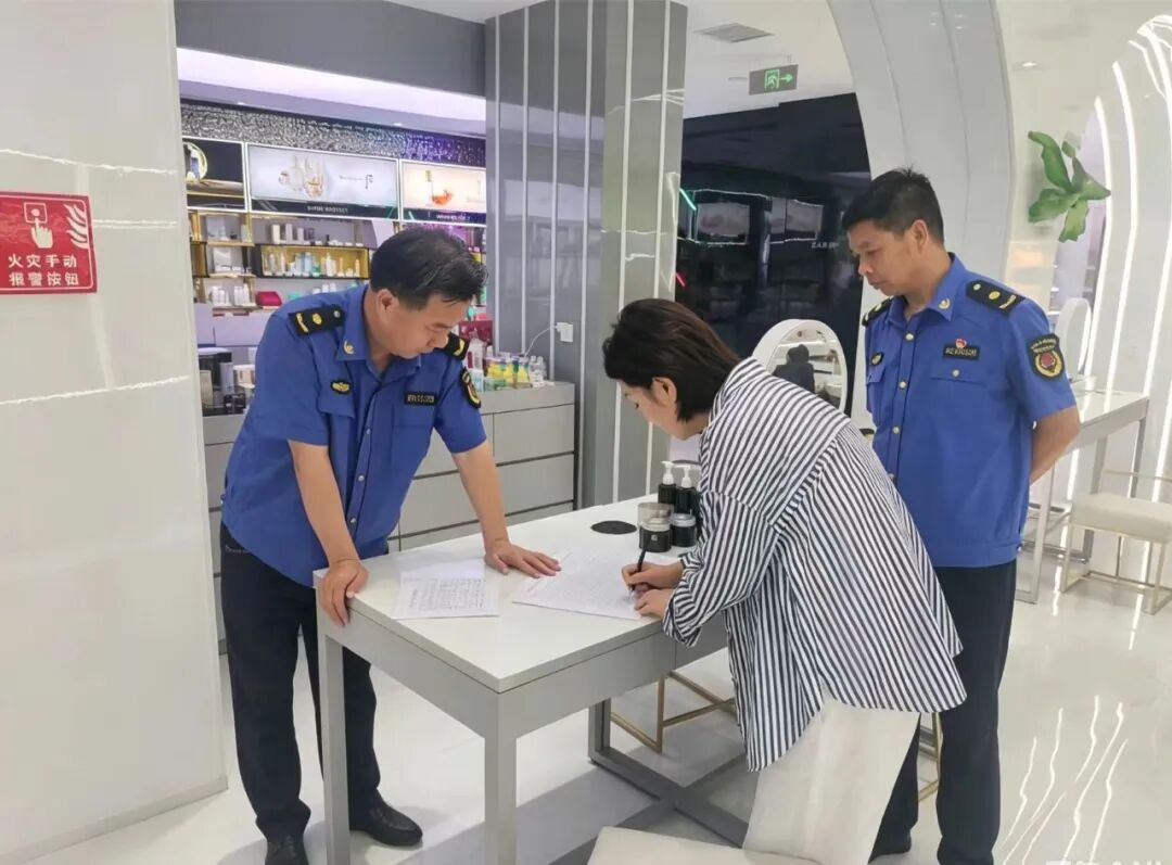 西峰区城管局全面摸排城区户外电子显示屏