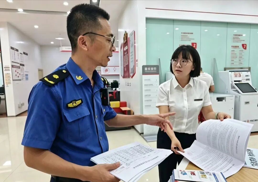 西峰区城管局全面摸排城区户外电子显示屏