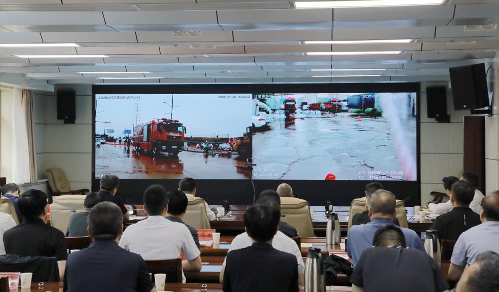 周继军强调,要始终把“防”摆在首位,坚持“宁可十防九空,不可一失万无”原则,做实隐患排查、预警叫应、力量前置各项准备,确保关键时刻拉得出、冲得上、打得赢。要牢记“四个一律”转移避险要求,坚决破除侥幸心理,及时果断转移受灾害威胁群众,妥善做好转移群众安置、生活保障工作。