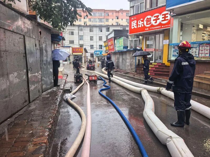 西峰区迎强降水 市政部门紧急排涝保畅通