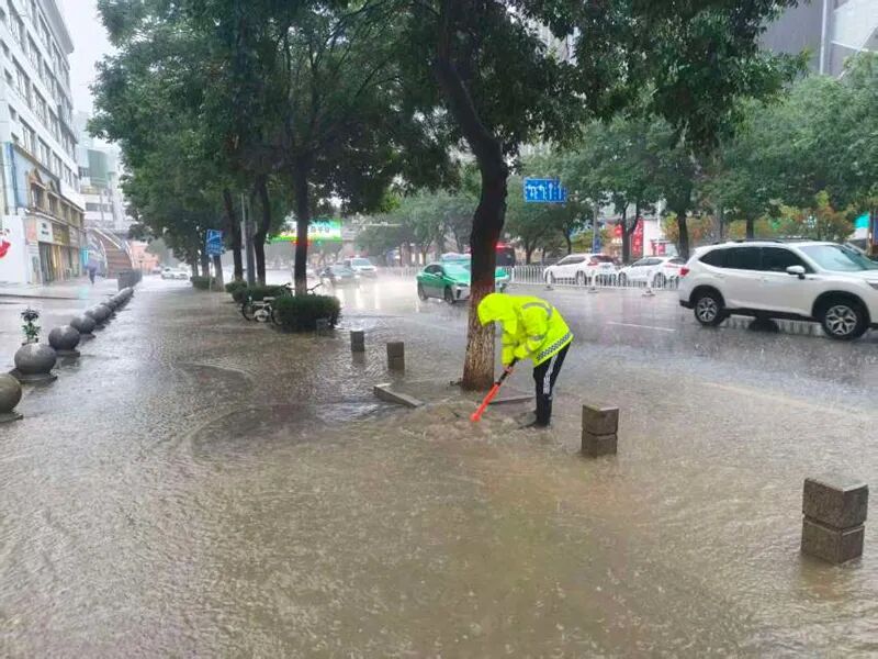 西峰区迎强降水 市政部门紧急排涝保畅通
