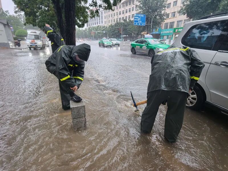 西峰区迎强降水 市政部门紧急排涝保畅通