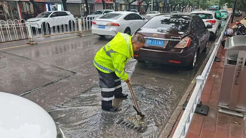 西峰区迎强降水 市政部门紧急排涝保畅通