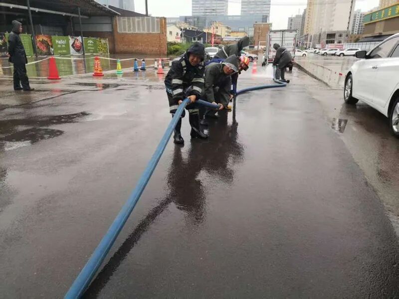 西峰区迎强降水 市政部门紧急排涝保畅通