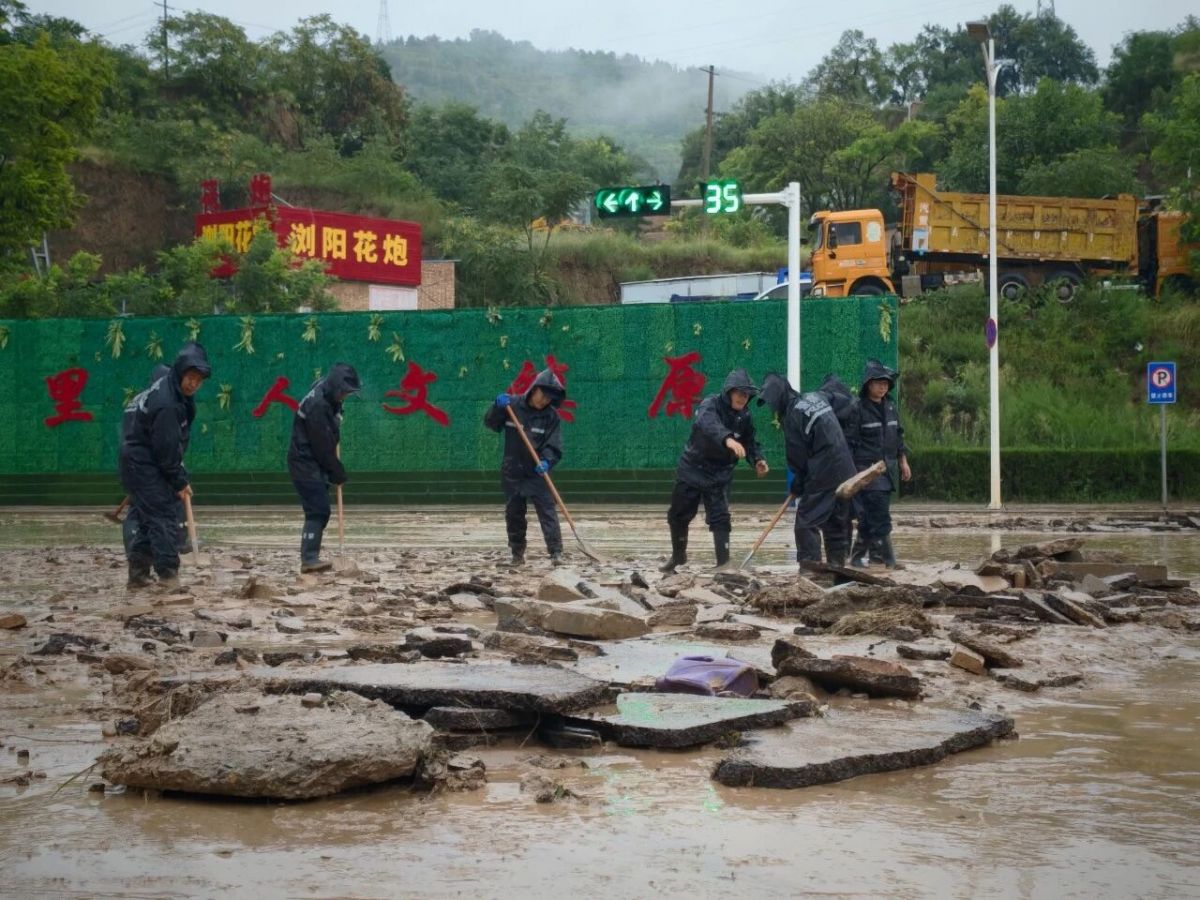 闻&ldquo;汛&rdquo;而动战风雨 镇原公安护平安