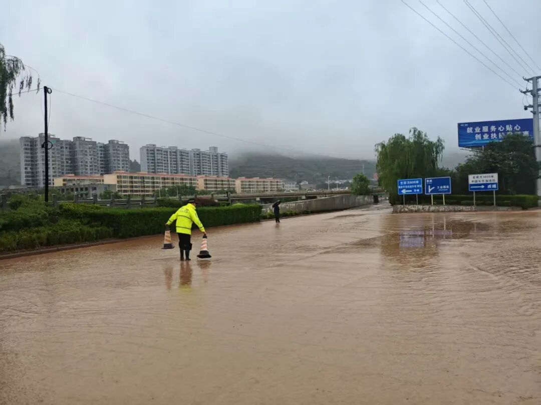 闻&ldquo;汛&rdquo;而动战风雨 镇原公安护平安