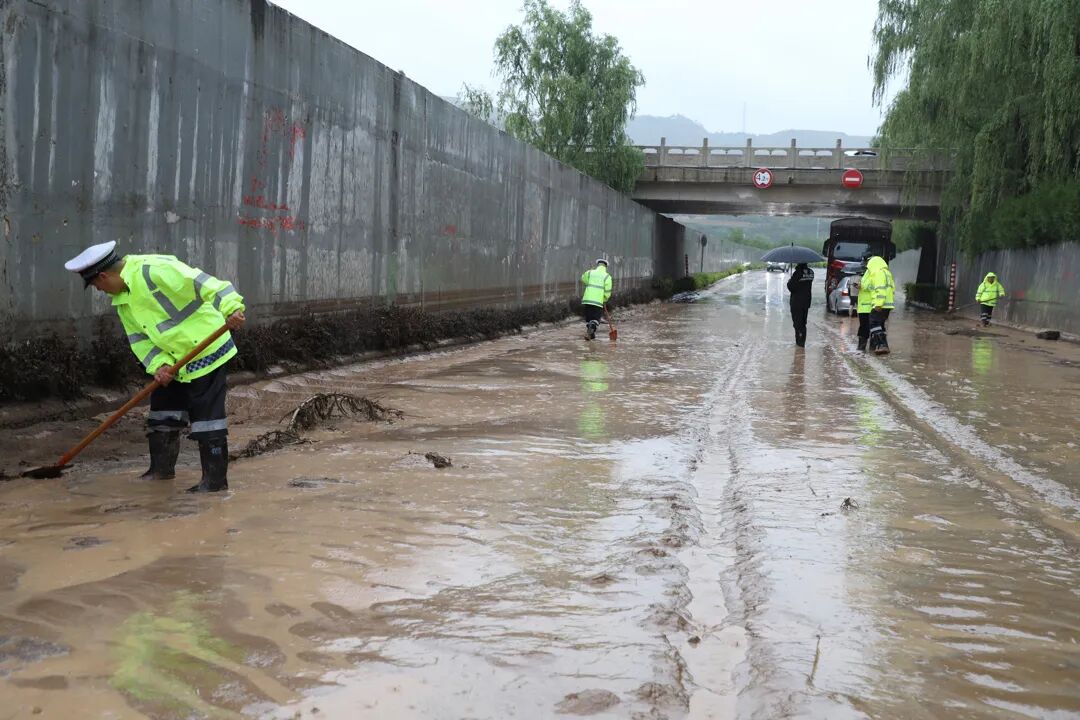闻&ldquo;汛&rdquo;而动战风雨 镇原公安护平安