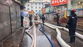 西峰区迎强降水 市政部门紧急排涝保畅通
