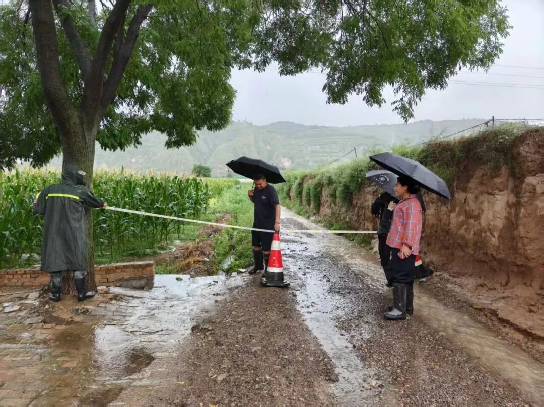 庆城县各乡镇党员干部下沉一线筑牢防汛安全屏障