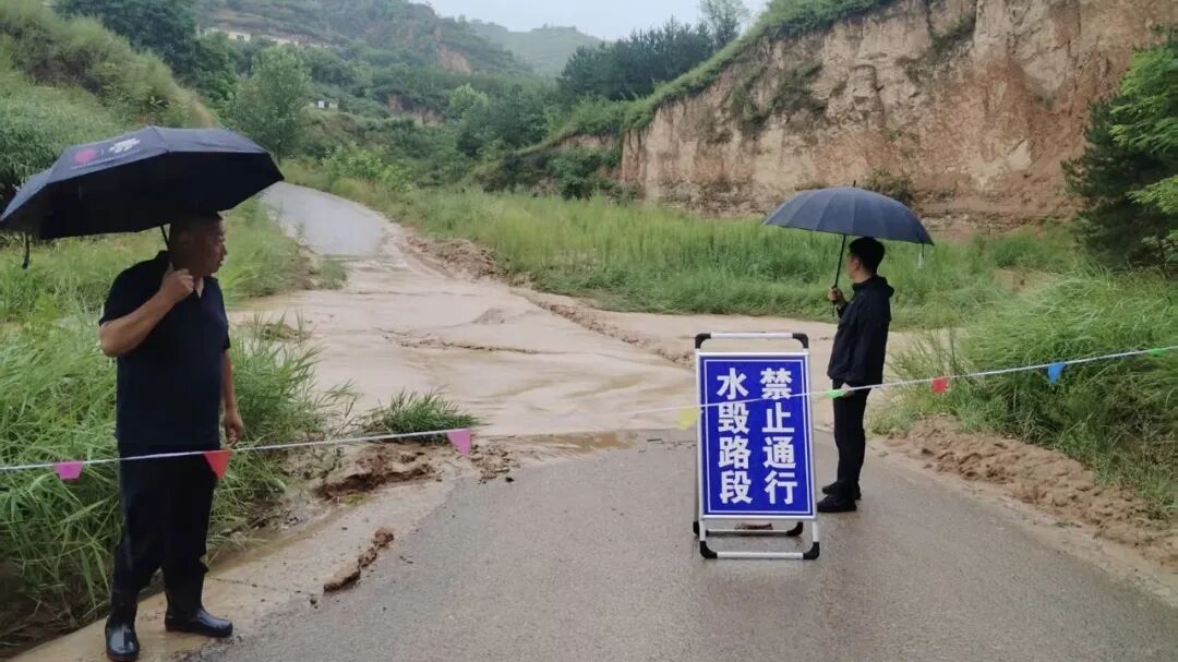 庆城县各乡镇党员干部下沉一线筑牢防汛安全屏障