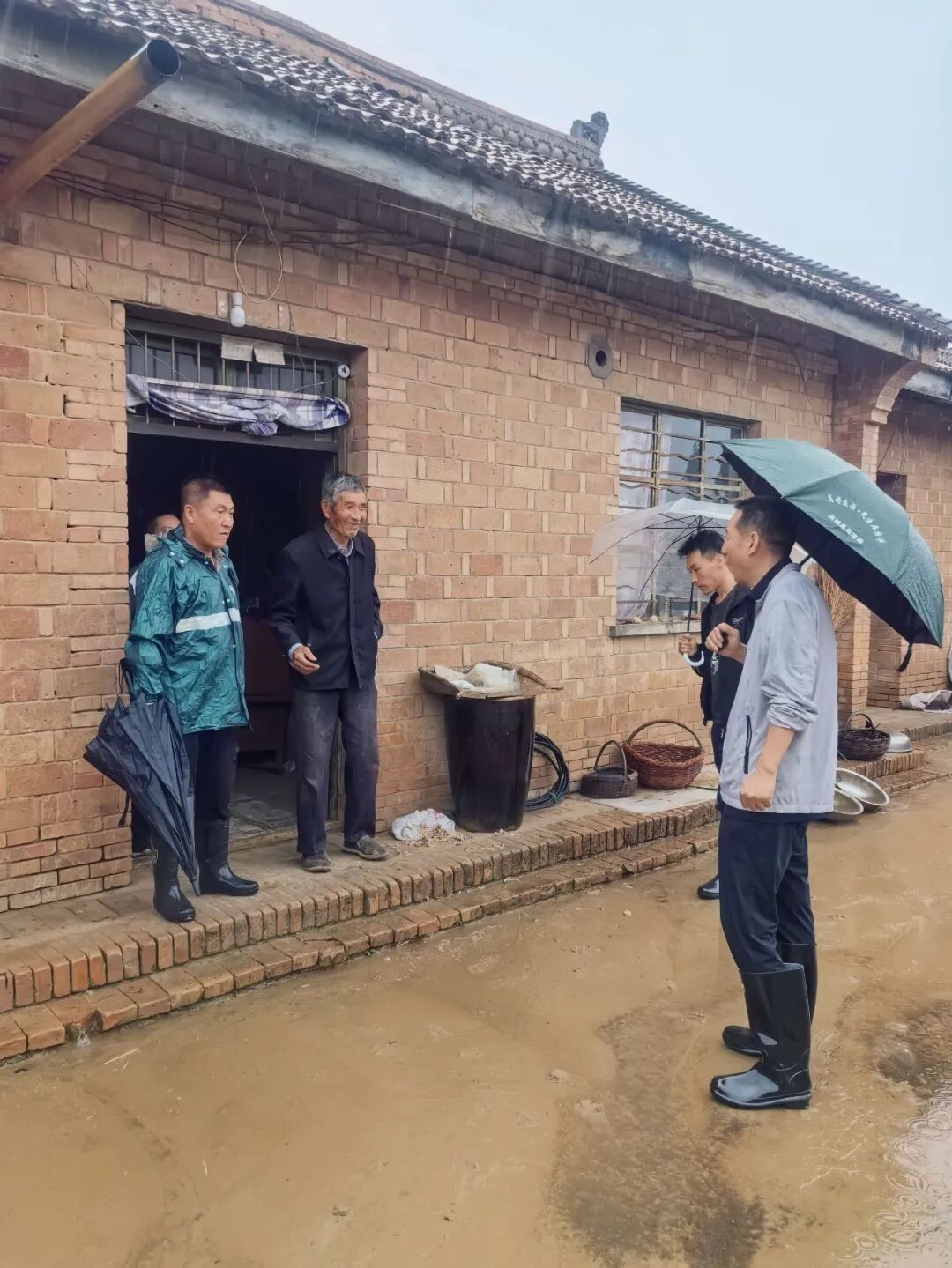 庆城县各乡镇党员干部下沉一线筑牢防汛安全屏障