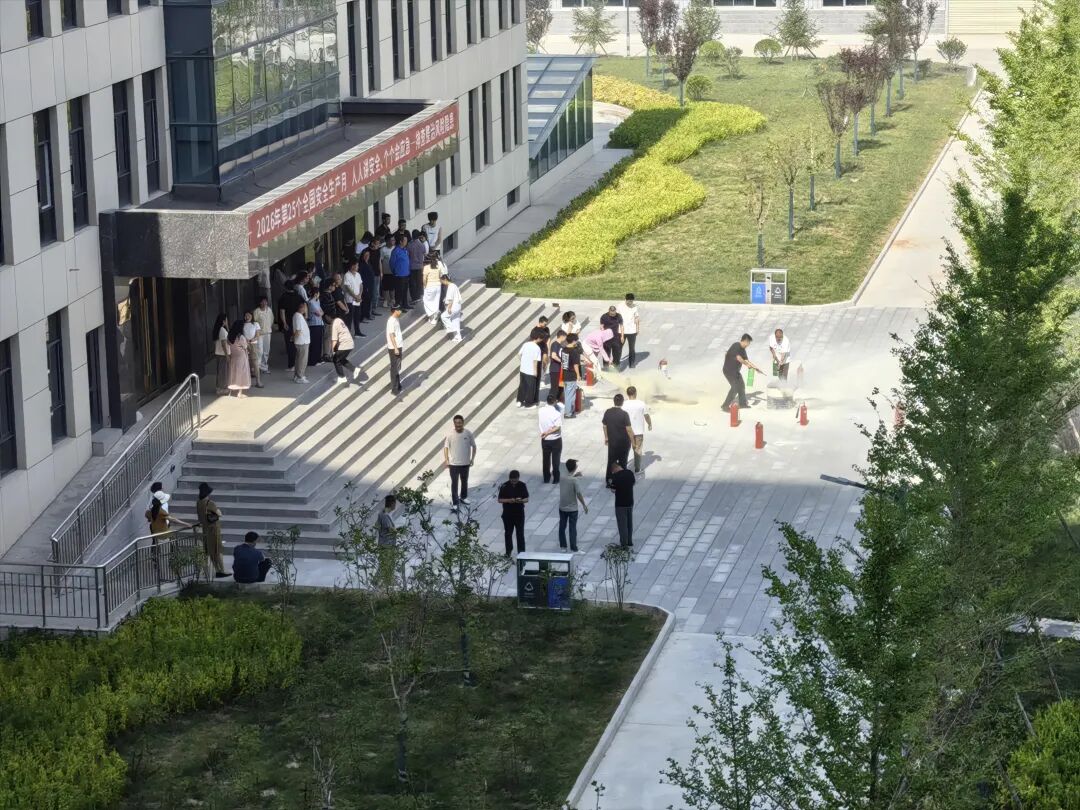 我院开展消防应急知识培训暨疏散灭火实操演练