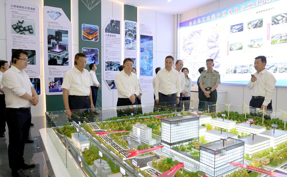 合水县今年谋划500万元以上重点项目90个，总投资200亿元，已开工建设48个，累计完成固定资产投资27.03亿元，同比增长28.4%。