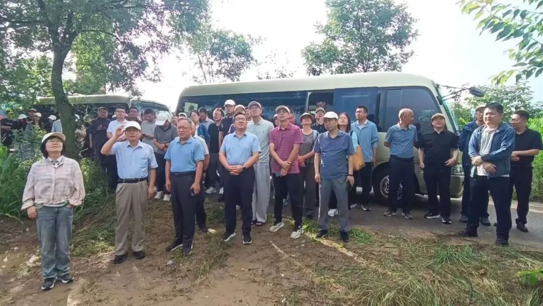 西北区中低产田种养结合地力提升关键技术研究与示范项目专家组 在西峰区开展观摩交流