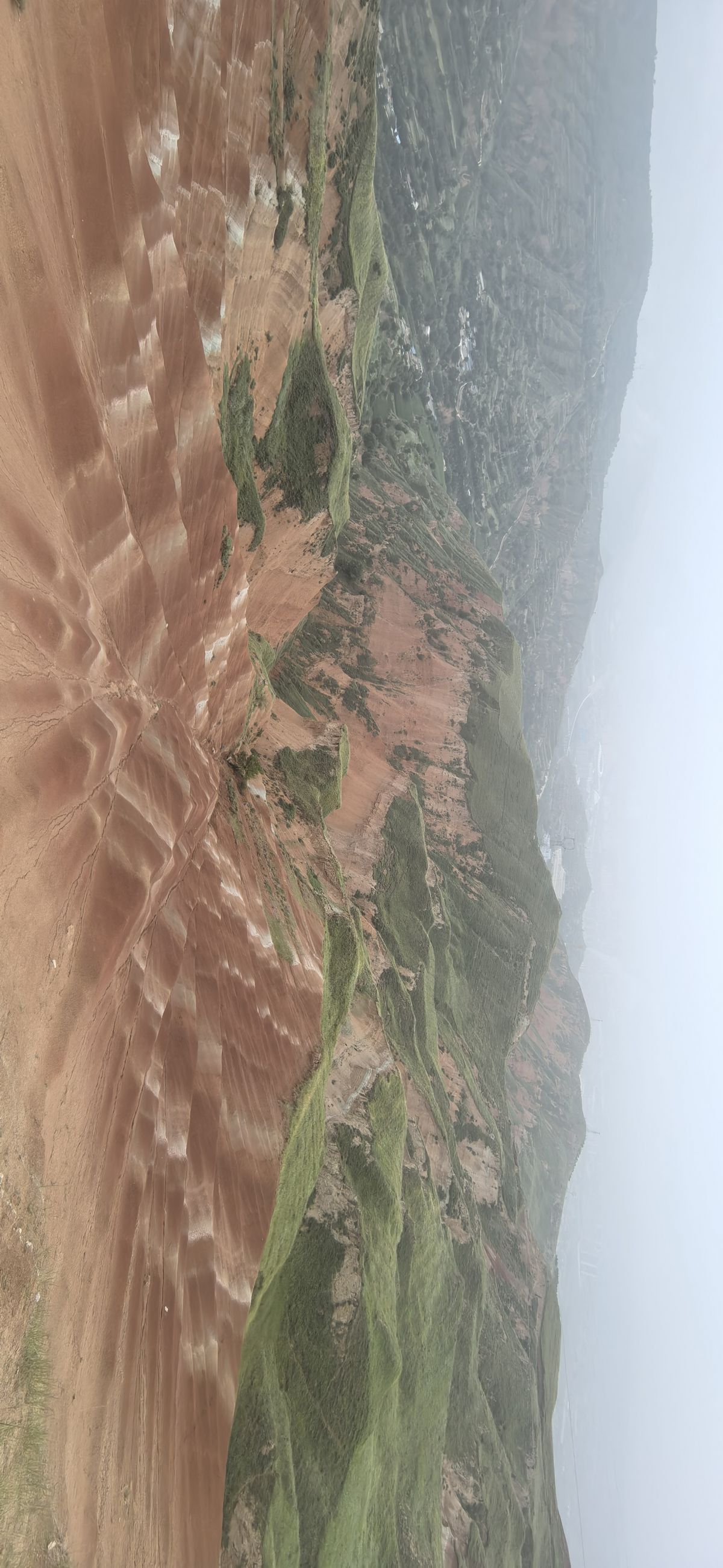 位于甘肃东乡族自治县的&ldquo;羊肉卷&rdquo;地貌景象  摄影师/罗显斌