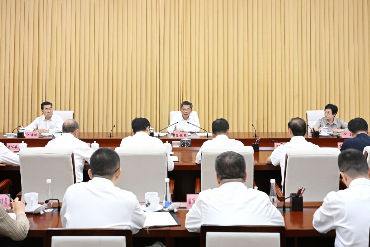 7月30日,全省府院联席会议在兰州召开,省长、省府院联动工作领导小组组长任振鹤主持并讲话。(新甘肃·甘肃日报记者盛学卿)