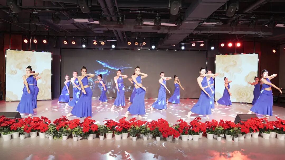 为持续推进全民艺术普及工作,夯实青少年美育根基,丰富群众精神文化生活。7月30日“美育童心 ·研艺筑梦”2026年庆阳市文化馆全民艺术普及交流展演成功开演。本次活动由庆阳市文化馆主办,庆阳市研艺艺术培训学校有限责任公司承办,搭建起公共文化机构与社会力量协同联动的文艺展示平台。