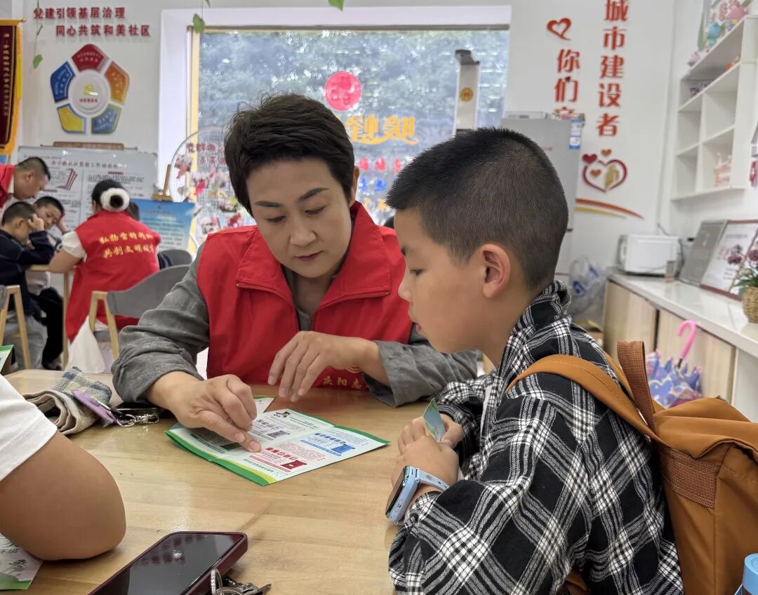 活动中，志愿者围绕垃圾分类、民法典、未成年人保护法等内容，用通俗易懂的语言、贴近生活的真实案例，为社区儿童普及环保知识和法律常识，引导孩子们树立绿色环保理念，增强法治意识与自我保护能力。现场互动热烈，宣讲效果良好。