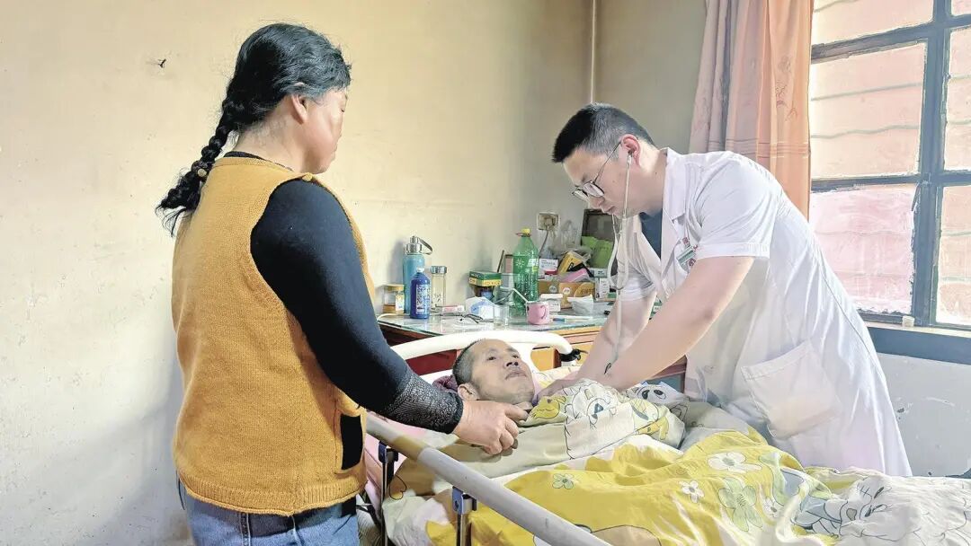 董志镇陈户卫生院家庭医生上门为瘫痪老人检查身体。通讯员 程娟娟 摄