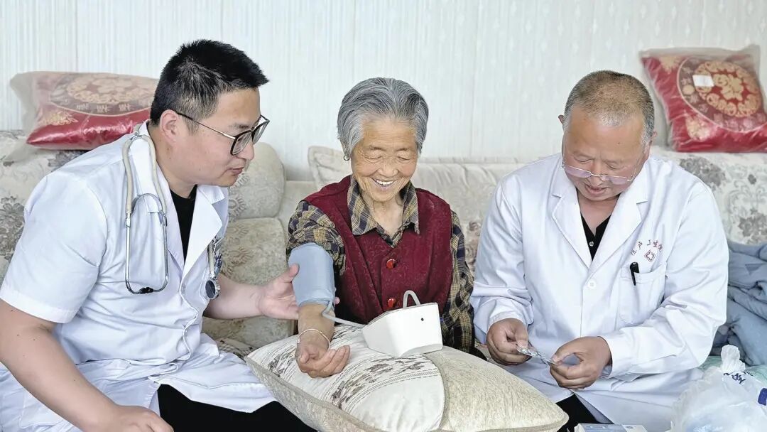 董志镇陈户卫生院家庭医生为高龄老人测量血压。通讯员 程娟娟 摄