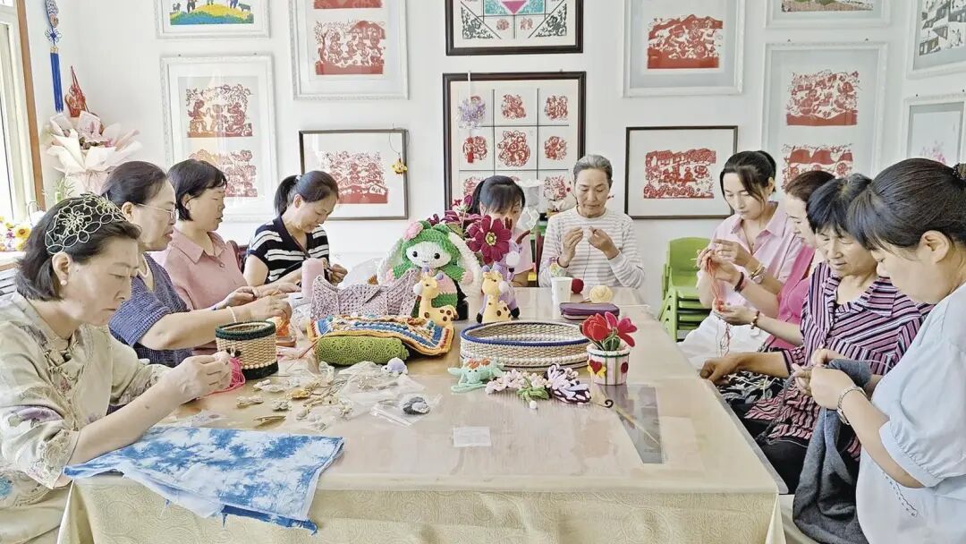 解放路街道“姐妹织趣坊”内,妇女们围坐一起进行钩织。 通讯员 孟飞飞 摄