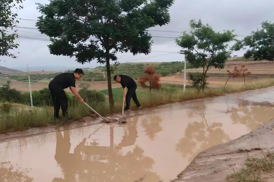 聚焦风险点位，抓实隐患排查。工作队联合村&ldquo;两委&rdquo;开展常态化拉网式排查，重点紧盯低洼院落、老旧房屋、边坡险段、排水沟渠等危险区域，优先排查孤寡老人、留守家庭、困难群众等重点户。工作人员逐户查看房屋居住、院落排水、墙体安全等情况，细致摸排各类隐患，实行即查即改，消除各类汛期安全风险。