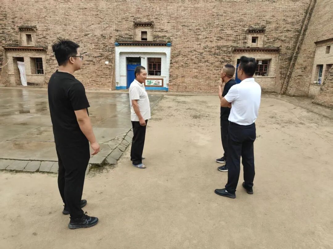立足为民办实事，全力纾困保畅通。持续降雨造成村内排水渠淤泥杂物堆积、排水不畅，部分村组道路出现凹陷、坑洼、泥泞等问题。驻村工作队主动联系村内公益性岗位和就近工程机械，集中力量清理疏通全村排水渠道，畅通雨水排涝管网。同时对塌陷破损路段开展土方回填、路面平整、杂物清理，及时修复受损道路，有效解决群众雨天积水内涝、出行受阻等难题。&nbsp;
