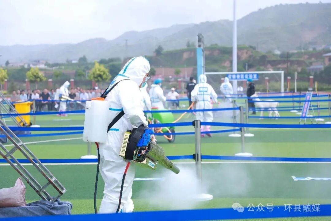 “基层动物防疫是畜牧产业安全的第一道关口,快速发现、规范采样、精准研判、科学处置,是控制疫情扩散的关键。”环县动物疫病预防控制中心主任王小龙说,“本次演练紧贴环县养殖和交易实际,全面还原真实处置场景,有效锻炼了基层防疫队伍的实战能力,进一步规范了疫情排查、采样检测、应急处置、消杀灭源的标准化流程,为全县科学高效处置突发动物疫情积累了扎实实战经验。”
