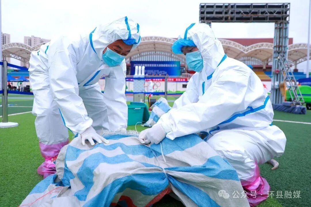 “此次实战演练全方位地检验了环县防疫队伍的实战处置能力。把上报研判、封控消杀、溯源免疫、善后解除整套处置流程完整落地,让一线防疫人员在实景当中熟悉规范操作,进一步压实养殖和市场主体防疫责任。”庆阳市农业农村局副局长方显介绍,下一步,畜牧部门将梳理演练暴露出的问题,优化完善应急预案,持续开展基层业务培训,抓实各环节防控举措,守护畜牧产业平稳健康发展。