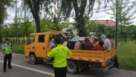 惊险！23人搭载货车货厢被查