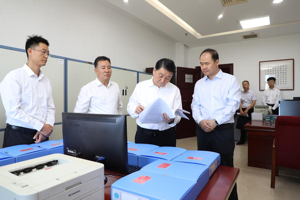 周继军在市委社会工作部市委政法委市信访局调研时强调
努力建设更高水平法治庆阳平安庆阳
全力维护国家安全社会安定人民安宁
