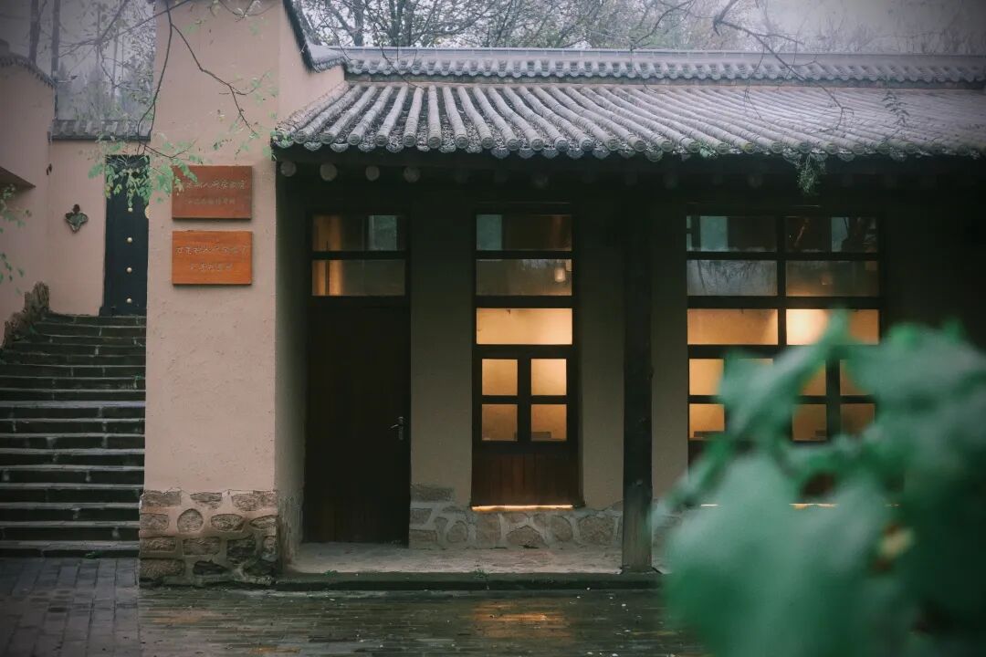 不少窑洞院落被林木溪流环绕,清晨能被林间雀鸟啼鸣唤醒;午后坐在土院石桌旁,听见风拂树叶簌簌轻响;夜里躺进土炕,窗外溪水潺潺缓缓流淌,不疾不徐伴人安眠。
