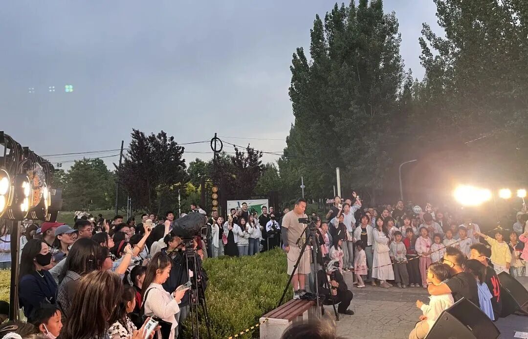 海绵绿地公园民谣、摇滚专场节拍阵阵,整片城区的夏夜都鲜活热闹起来。晚风把歌声、乐声、欢笑声送遍塬上街巷,整座庆阳的夜晚都漾着鲜活气息。