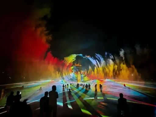 庆城周祖陵景区裸眼 3D 光影秀搭配国风情景剧,古窑洞街巷间乐声、欢呼声此起彼伏;