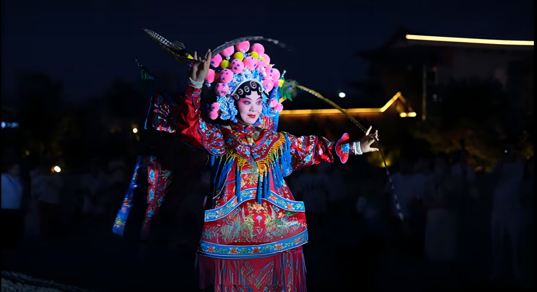 入夜后,庆阳的夏夜被乐声与欢声笑语填满。民俗文化园 “夏日音乐狂欢季” 轮番开演,陇剧唱腔、治愈民谣、怀旧老歌、潮流电音交替登场,晚风托着旋律四散飘荡,台下时不时响起掌声与喝彩;