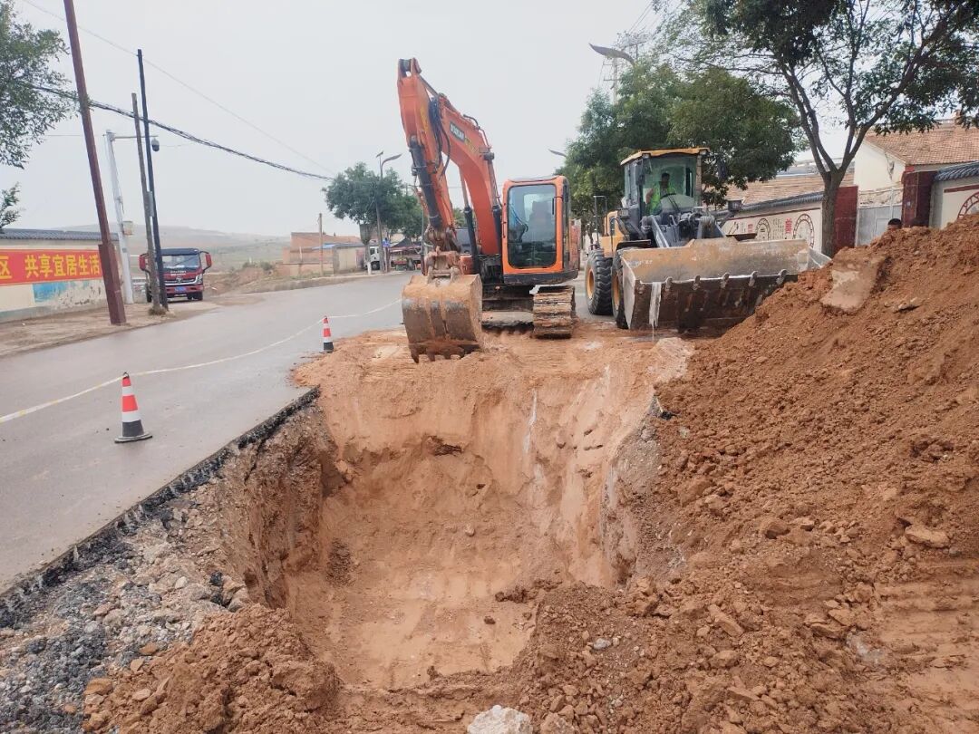 环县公路段高效处治G211线道路沉陷隐患 全力筑牢汛期安全屏障