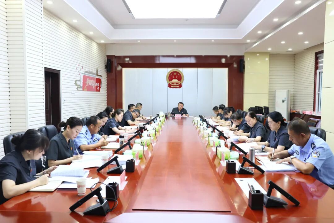 8月5日,庆阳市中级人民法院召开2026年第20次党组(扩大)会议。市中院党组书记、院长杨玉龙主持会议并讲话。