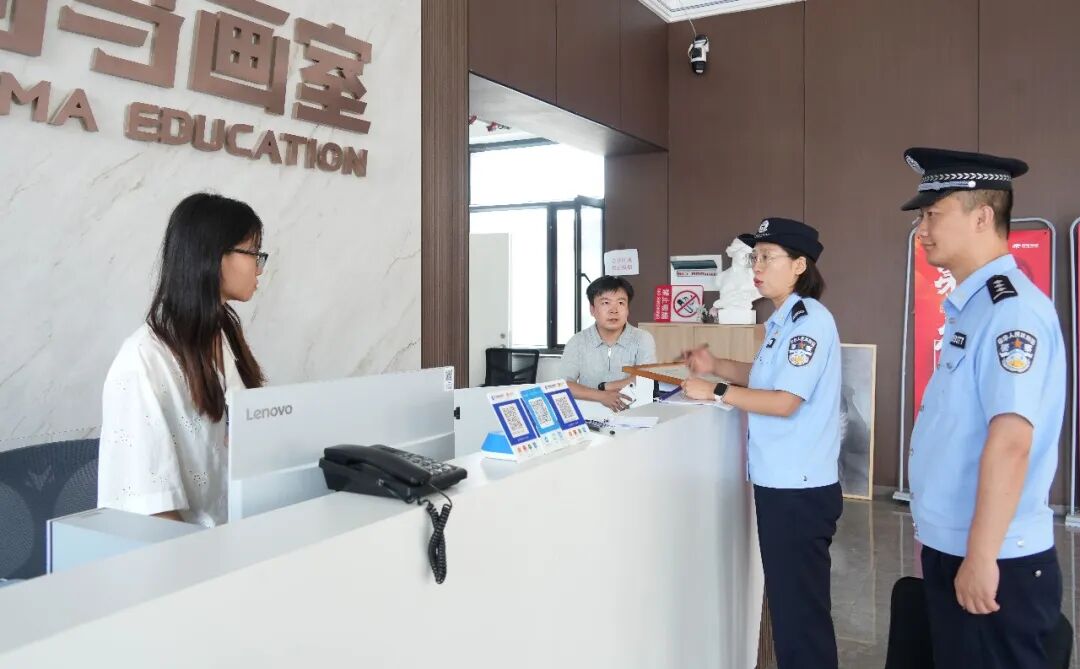 此次专项检查聚焦未成年人集中场所安全管理重点,采取“实地查看、逐项核查、台账查阅、现场指导”的方式,围绕消防安全、治安安防、用电用气、场地设施、制度落实等关键领域展开排查。