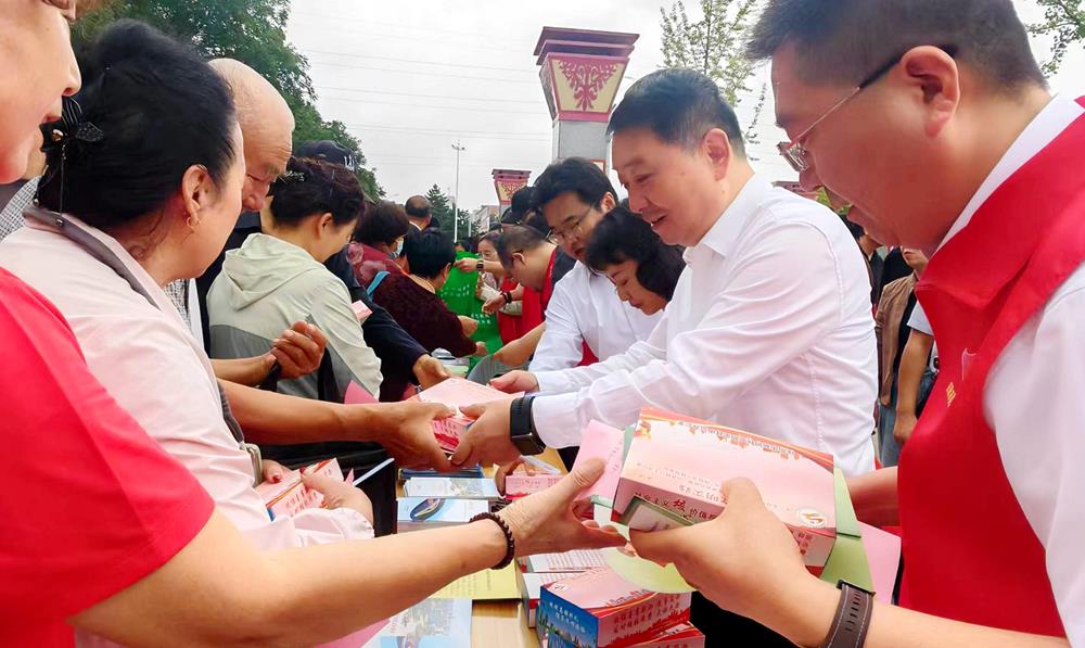 其间，周继军参加了市委办公室第一党支部&ldquo;全国文明城市创建文明实践志愿服务&rdquo;主题党日活动，与党员干部一同开展创城宣传和文明劝导等活动。