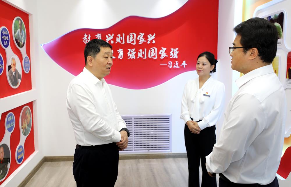 在九龙南路社区党群服务中心，周继军察看了解社区治理、新时代文明实践站建设等情况，听取街办和社区干部对创建全国文明城市的意见建议。他强调，要坚持尽力而为、量力而行，循序渐进补齐民生短板，实打实解决一批群众家门口的烦心事揪心事。要复制推广试点探索的成熟经验，推动局部亮点向全域品质延伸，让零星分布的&ldquo;盆景&rdquo;变成处处可见的&ldquo;风景&rdquo;。要主动转变育人服务理念，推动社区假期托管服务创新开设少儿编程启蒙、AI互动体验等课程，让孩子们在家门口享受前沿科技红利。