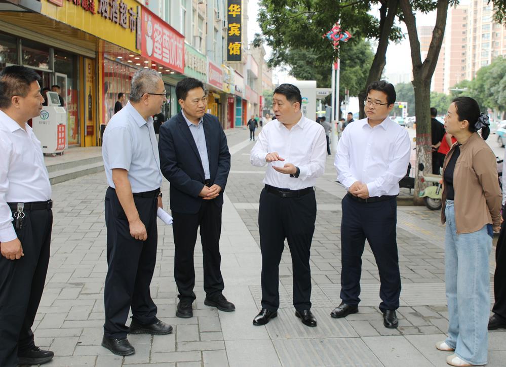 周继军来到海绵人防广场，实地察看创城宣传志愿服务等情况。他强调，文明城市创建关系千家万户，要广泛发动机关干部职工示范带头、各类在校学生积极参与，充分激发广大市民群众的主人翁意识，推动文明创建融入日常生产生活、走进千家万户，在全市上下持续营造共建共治共享的浓厚氛围。要依托全市新时代文明实践阵地体系，常态化、全天候开展接地气、解民忧、有实效的志愿服务活动，坚决杜绝&ldquo;作秀式&rdquo;&ldquo;表演式&rdquo;行为，推动志愿服务全周期规范、常态化运转、可持续发展。