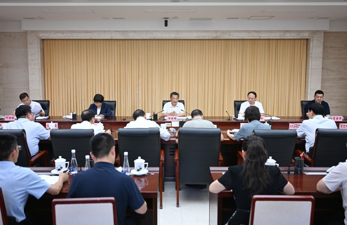 8月6日,省委副书记、省长任振鹤主持召开省长办公会议,听取2026年10件为民实事进展情况汇报,安排部署下一步工作。(新甘肃·甘肃日报记者盛学卿)