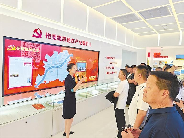 金昌市直机关党员干部参观了解产业链党建工作情况。(资料图)