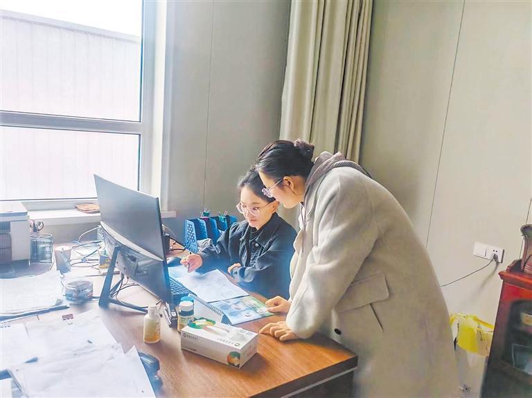 金昌市直机关党员干部主动入企服务。(资料图)