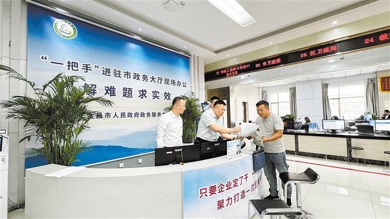 市直机关“一把手”现场办公解难题。