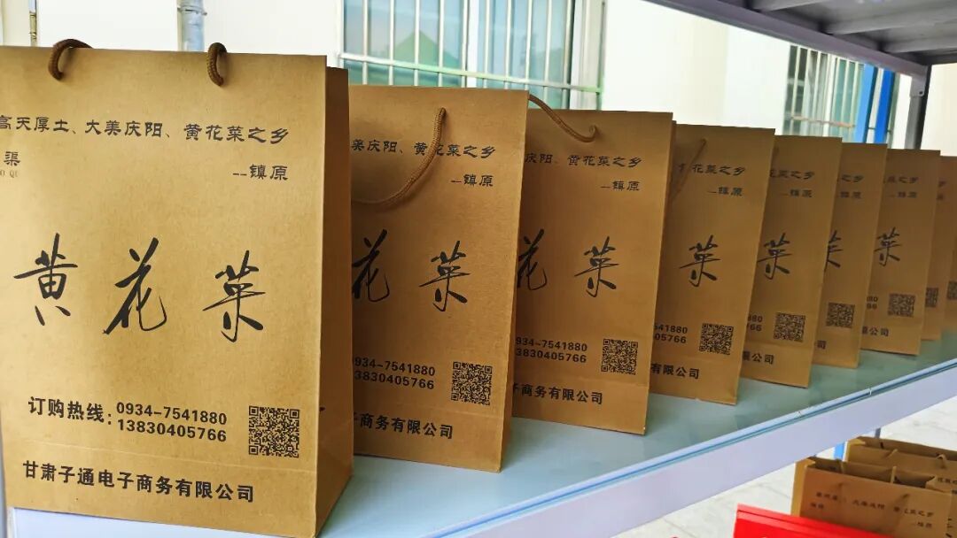 凝结着自然馈赠与科技力量的小黄花,正从镇原的沟壑梁峁间出发,走向更广阔的市场,成为镇原县乡村振兴路上的金产业。(镇原融媒全媒体记者 张凡)