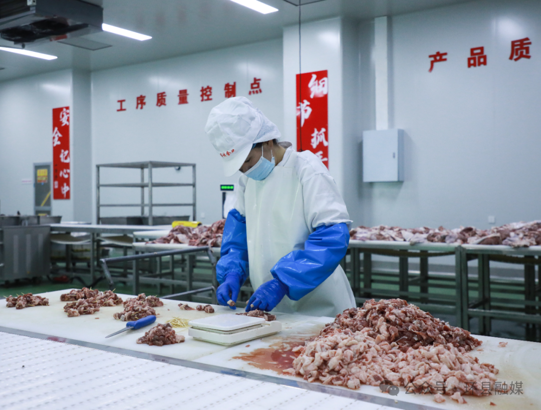 “过去论只卖,现在论克卖。”华牧科技集团庆阳有限公司副总经理王永梅指着生产线说,依托东西部协作资金96.4万元购置的生产设备投用后,月产能提升到35吨以上,产品销往北上广、江浙沪等地,累计带动群众1000余人次就业。